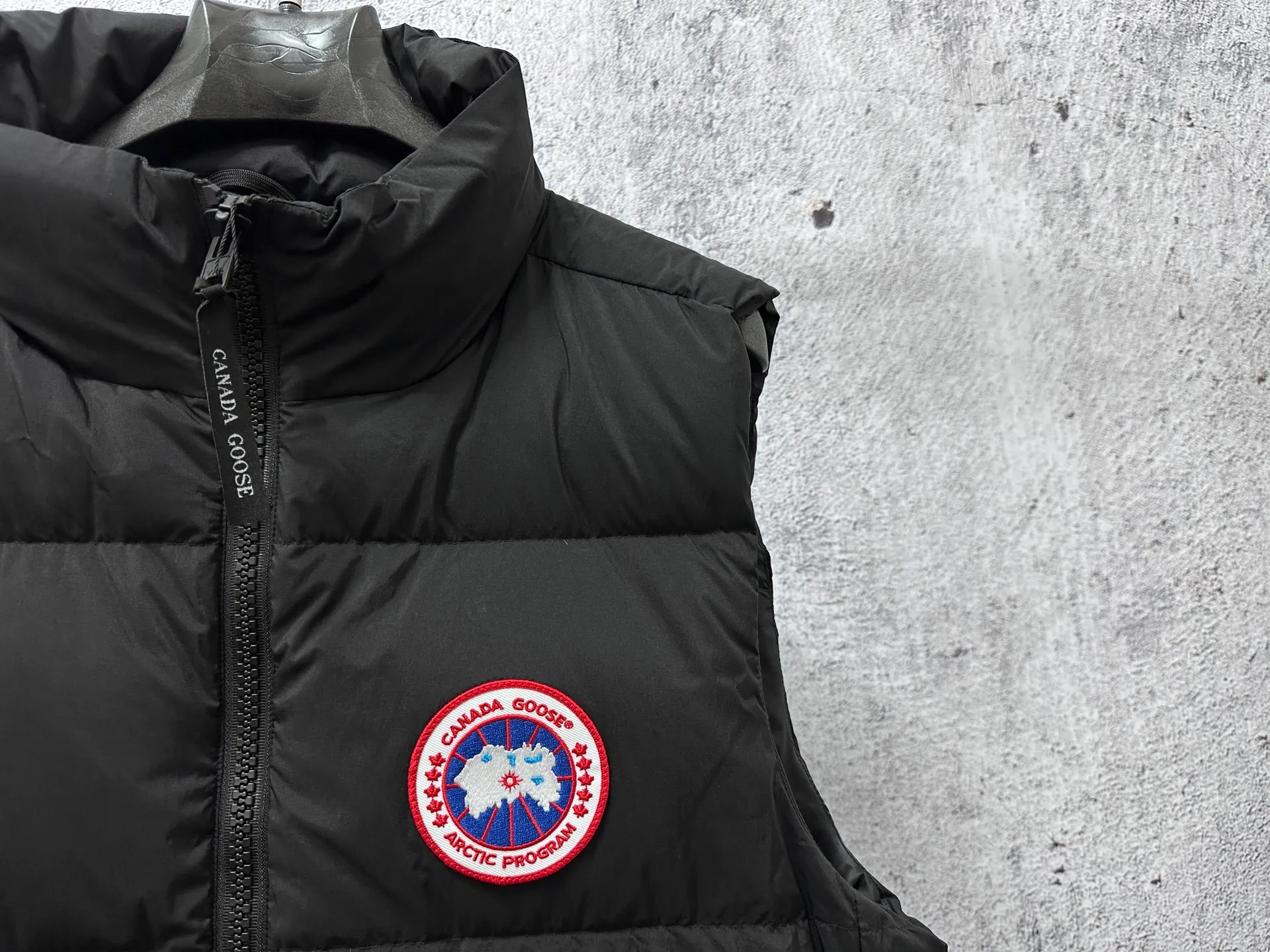 P560 【CANADA GOOSE】Lawrence Men's Down Vest The Lawrence down vest features a durable shell and quilted body, making it a must-have item for all seasons. It's made from sustainable Enduraluxe fabric, which has a durable soft touch. The Lawrence features a thoughtfully designed down-filled collar to block strong winds, a two-way zipper and a longer rear hem. Size: XS-XXL